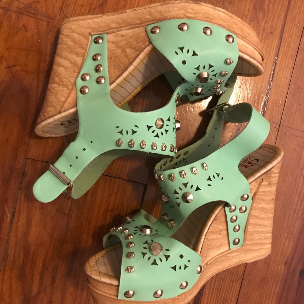 Sea foam wedges with gold accents!
